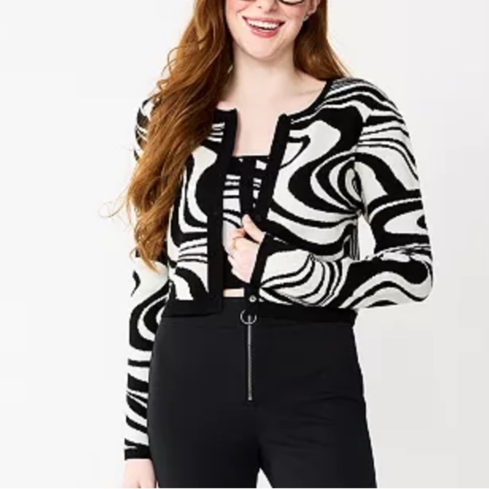 SO Juniors Black/White Swirl Cropped Cardigan Size M